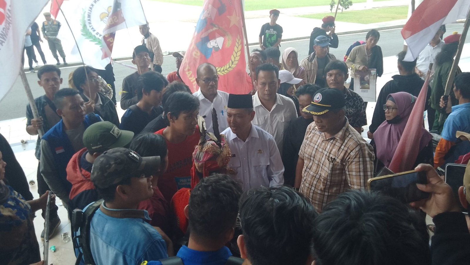 "Menanggapi aksi di Hari Tani Nasional, Ria Norsan menyebut tuntutan terkait upah, hubungan industrial, dan agraria sebagai masalah klasik yang akan diselesaikan bersama pemerintah daerah dan pusat. "