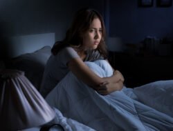 OVT Tengah Malam Bikin Runyam? Ini Alasan Psikologis Kenapa Malam Hari Jadi ‘Prime Time’ untuk Overthinking