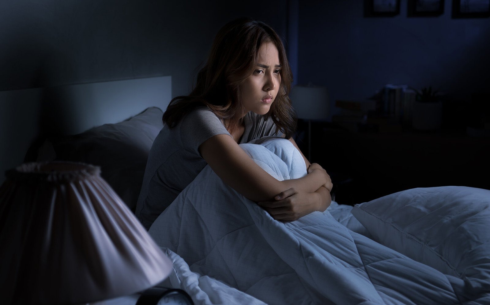 "Sering terjebak overthinking (OVT) di tengah malam? Kenali penyebab psikologisnya dan temukan cara ampuh untuk menenangkan pikiran agar tidur lebih nyenyak dan berkualitas. "