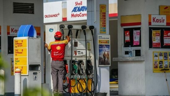 "Kementerian ESDM menanggapi isu PHK karyawan SPBU swasta akibat kelangkaan BBM. Shell Indonesia akui ada penyesuaian operasional."