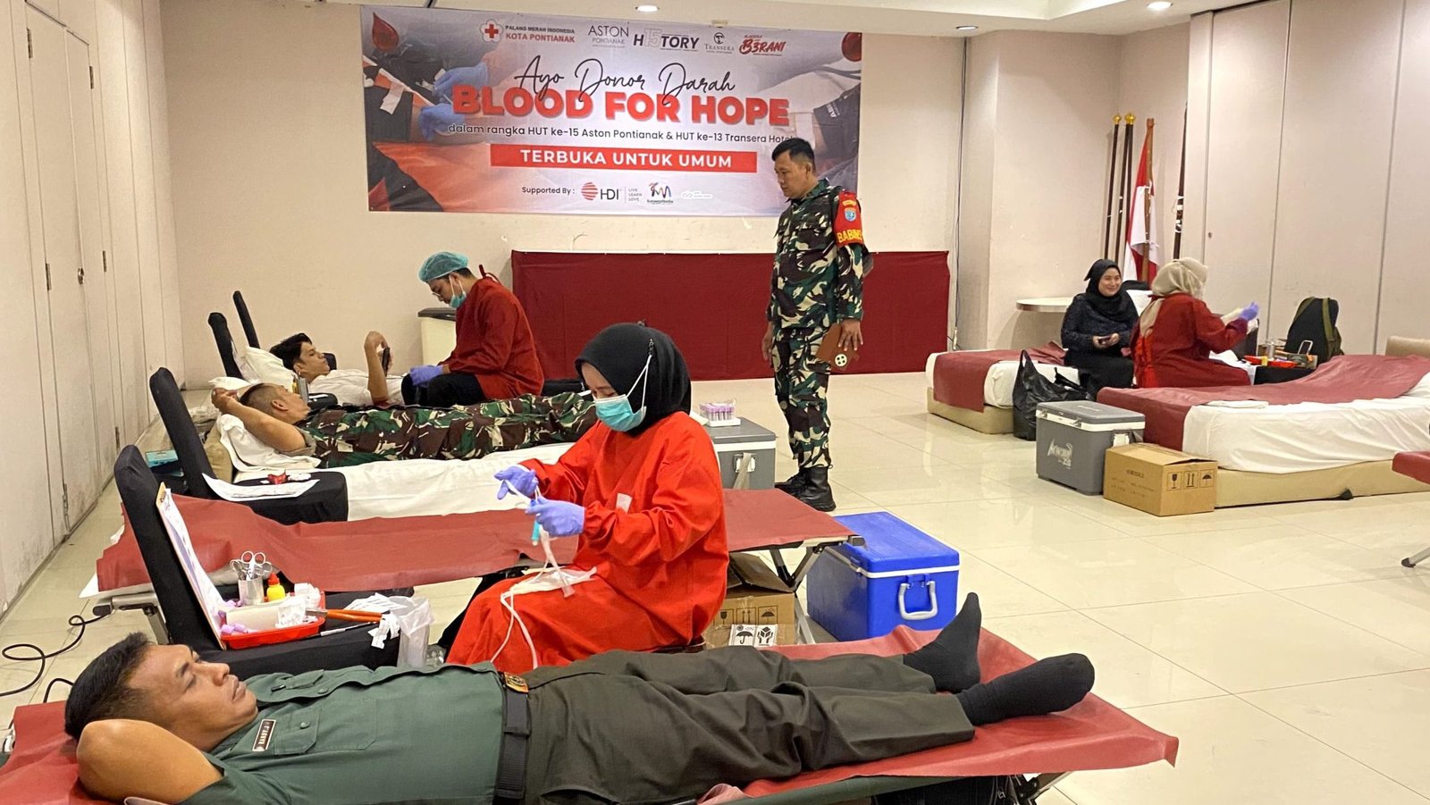 "Stok darah di PMI Kota Pontianak mencapai 83 kantong. Kebutuhan darah diharapkan terpenuhi berkat aksi donor darah yang diadakan hotel Aston dan Transera. "