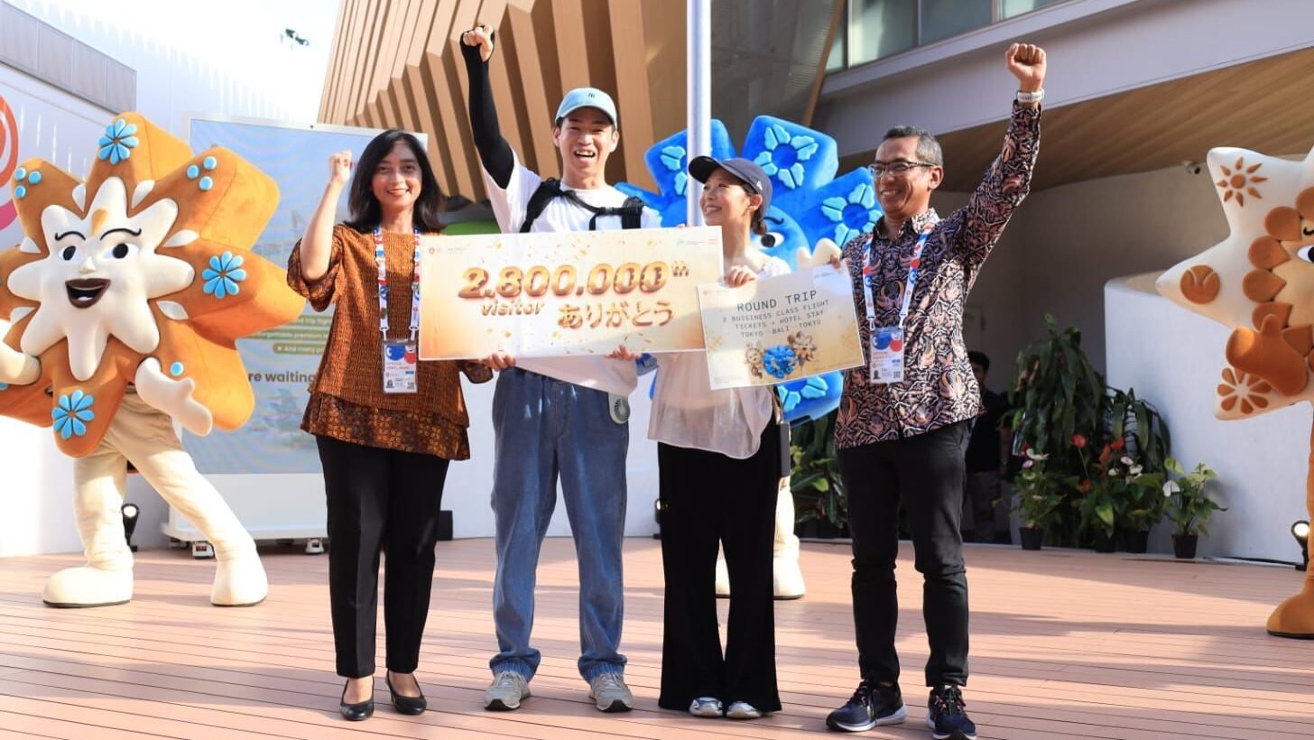 Wakil Direktur Paviliun Indonesia, P.N. Laksmi Kusumawati (kedua dari kiri), bersama pasangan Jepang yang menjadi pengunjung ke-2.800.000, merayakan keberhasilan Paviliun Indonesia menembus target kunjungan di World Expo 2025 Osaka.