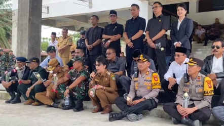 Wali Kota Singkawang Tjhai Chui Mie bersama jajaran Forkopimda duduk bersila dan menerima bunga dari massa aksi di depan Kantor DPRD Singkawang, Senin (1/9/2025).