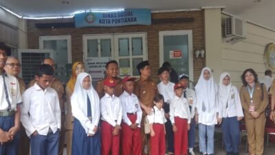 "Sebanyak 12 siswa dari program rintisan Sekolah Rakyat (SR) Pontianak angkatan pertama berhasil lulus. Program ini menyediakan pendidikan gratis bagi warga kurang mampu."