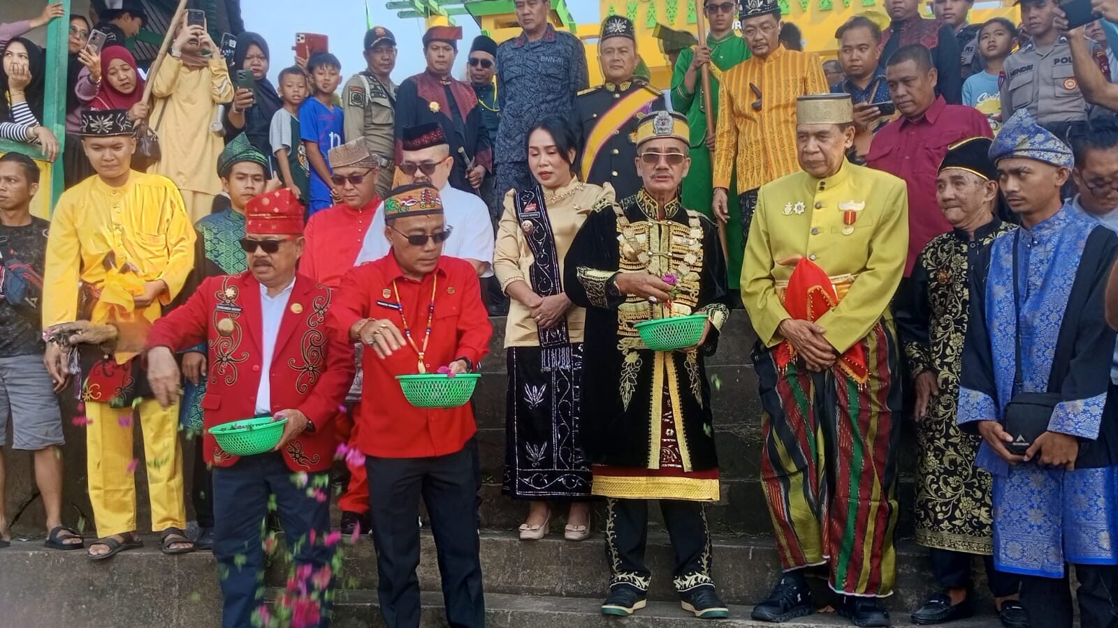 Wakil Gubernur Kalimantan Barat, Krisantus Kurniawan, secara resmi membuka Festival Budaya Faradje Pesaka Negeri ke-17 di Keraton Surya Negara, Sanggau, sebagai wujud komitmen pemerintah dalam melestarikan warisan budaya.