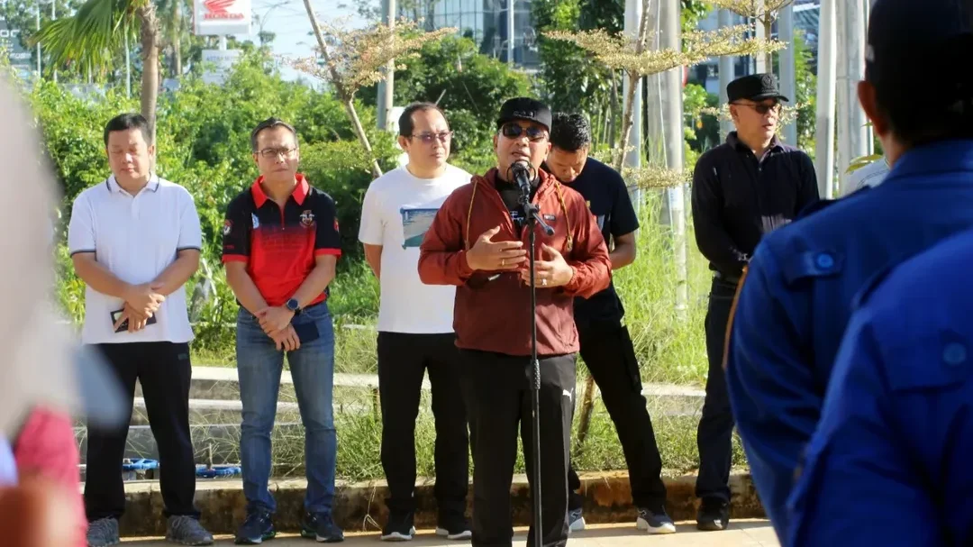 Bupati Sujiwo sedang memimpin apel kesiapan pembangunan Bundaran Gaforaya di depan Hotel Four Points Kubu Raya. (Dok. Instagram/@prokopim_kuburaya)