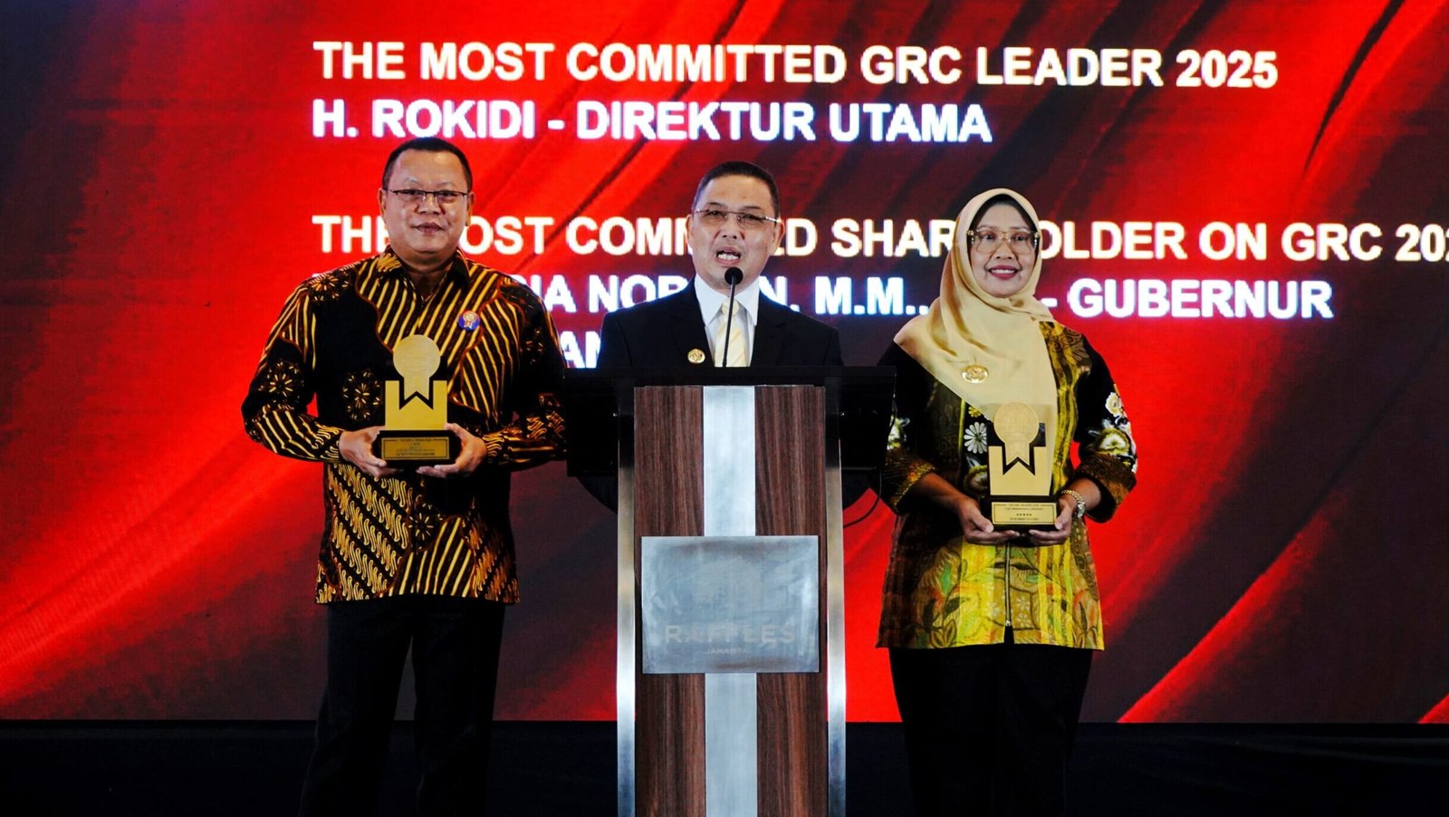 Direktur Utama Bank Kalbar, H. Rokidi (kiri), dan Gubernur Kalimantan Barat, H. Ria Norsan (tengah), menerima penghargaan pada TOP GRC Awards 2025, sebuah pengakuan atas komitmen Bank Kalbar terhadap tata kelola, manajemen risiko, dan kepatuhan (GRC) yang unggul.
