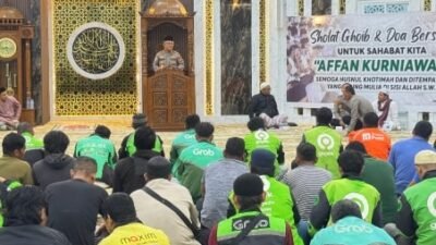 Ratusan pengemudi ojek online (ojol) di Pontianak khusyuk mengikuti sholat ghaib dan doa bersama untuk almarhum Affan Kurniawan di Masjid Shiratul Jannah, Polresta Pontianak, Sabtu (30/8/2025).