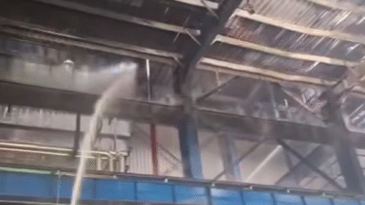 Petugas Pemadam Kebakaran Kabupaten Sanggau berjibaku memadamkan api yang melanda salah satu fasilitas di PLTU Sungai Batu, Senin (1/9/2025).