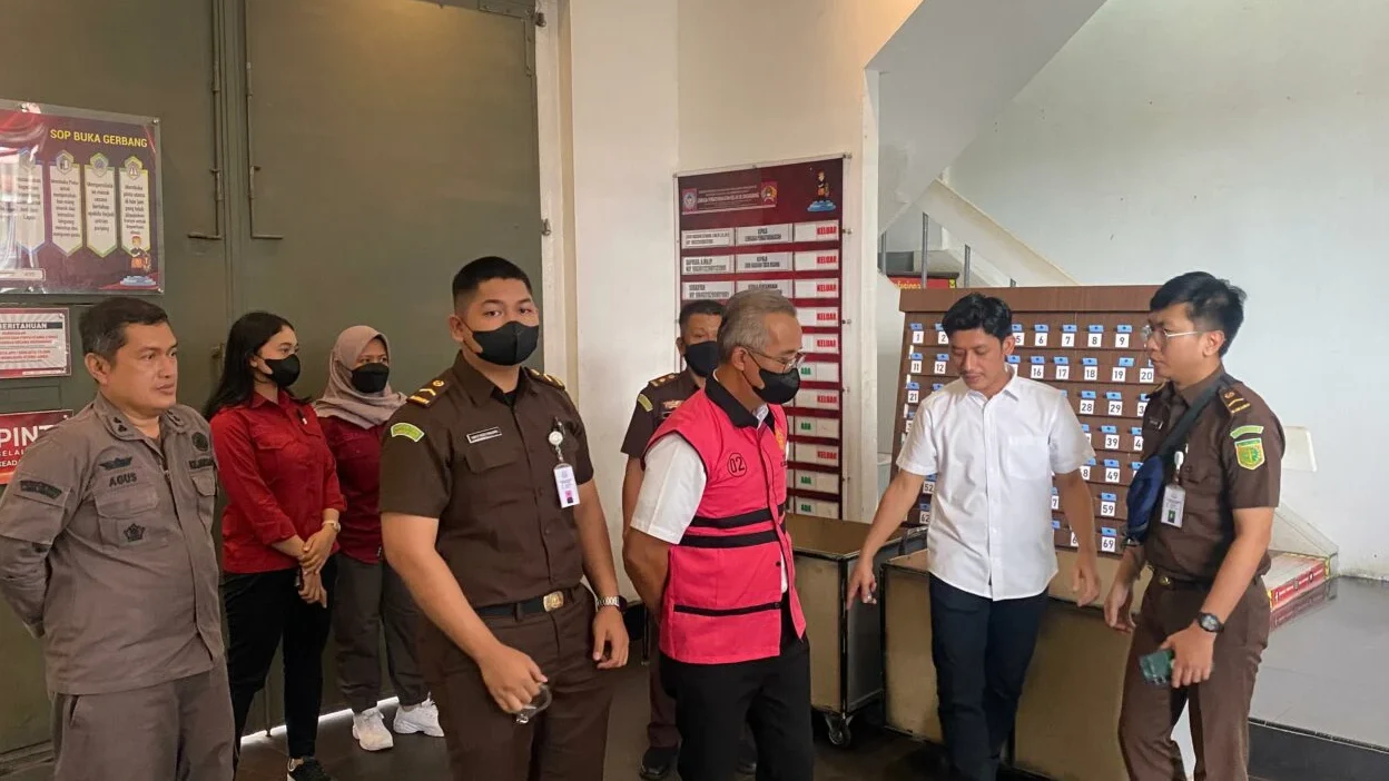 "Mantan penjabat walikota Singkawang dipindahkan ke Rutan Pontianak untuk segera disidang terkait kasus korupsi yang merugikan negara miliaran rupiah."