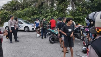 Personel Satlantas Polres Landak saat melakukan patroli dan memberikan imbauan kepada para remaja di kawasan GOR Patih Gumantar, Senin (29/9/2025).