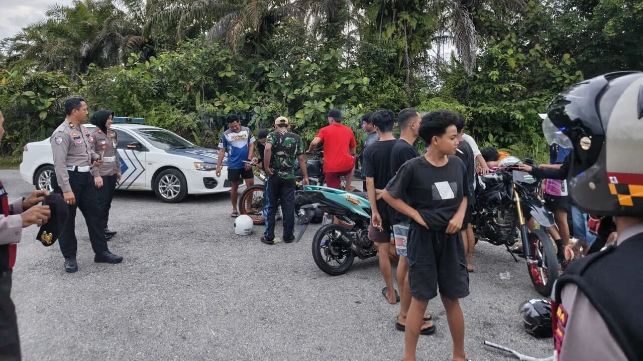 Personel Satlantas Polres Landak saat melakukan patroli dan memberikan imbauan kepada para remaja di kawasan GOR Patih Gumantar, Senin (29/9/2025).