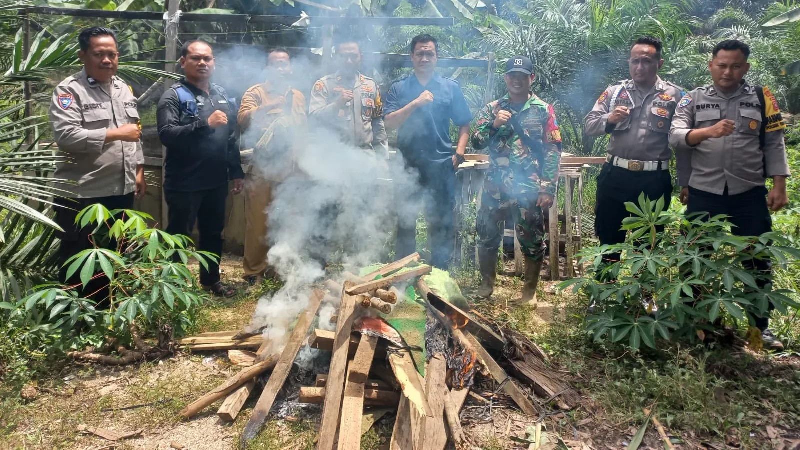 Polsek Tumbang Titi memusnahkan arena judi sabung ayam di Desa Pebihingan usai menerima laporan warga.
