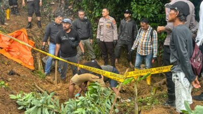 Tim Inafis Polres Singkawang saat melakukan proses evakuasi dan olah tempat kejadian perkara (TKP) penemuan mayat di kebun alpukat, Kelurahan Sijangkung, Kecamatan Singkawang Selatan, Sabtu (13/9/2025).
