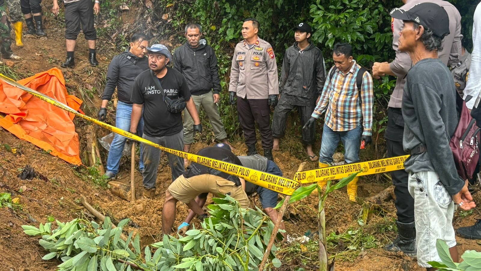 Tim Inafis Polres Singkawang saat melakukan proses evakuasi dan olah tempat kejadian perkara (TKP) penemuan mayat di kebun alpukat, Kelurahan Sijangkung, Kecamatan Singkawang Selatan, Sabtu (13/9/2025).