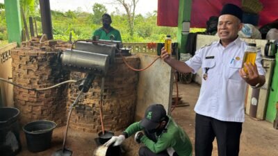 Kepala Dinas Lingkungan Hidup Kota Pontianak Syarif Usmulyono memperlihatkan minyak bakar hasil olahan dari sampah plastik yang digunakan sebagai bahan bakar untuk kendaraan operasional angkutan sampah.
