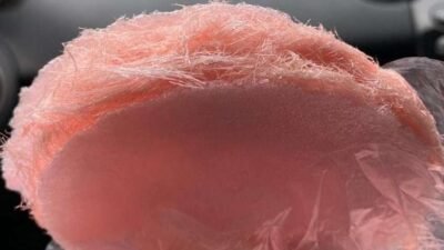 "Nostalgia masa kecil dengan 4 jajanan jadul yang bikin kangen. Dari es gabus pelangi hingga permen karet Yosan, jajanan ini penuh kenangan. "