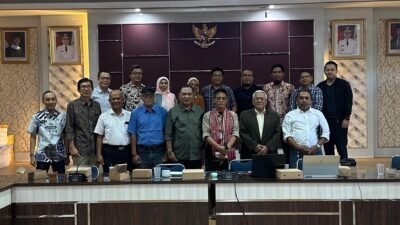 Ketua Umum Formajakon Kalbar, Ir. Baskoro Efendy, berfoto bersama para pengurus dan anggota usai rapat penetapan AD/ART dan program kerja di Kantor Dinas PU Kalbar, Kamis (11/9/2025).