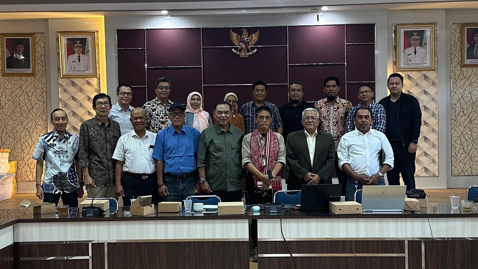Ketua Umum Formajakon Kalbar, Ir. Baskoro Efendy, berfoto bersama para pengurus dan anggota usai rapat penetapan AD/ART dan program kerja di Kantor Dinas PU Kalbar, Kamis (11/9/2025).