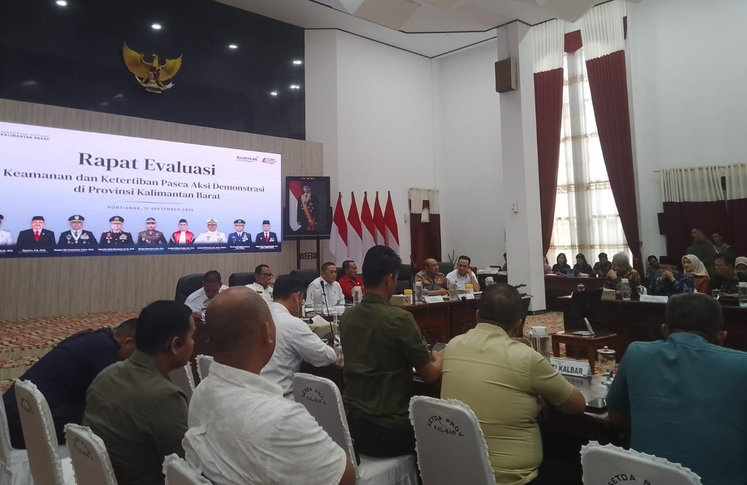 "Pasca demonstrasi, Pemprov Kalbar menggelar rapat evaluasi keamanan, berkomitmen memenuhi tuntutan massa, dan meluncurkan Gerakan Pangan Murah untuk mengatasi tekanan ekonomi. "