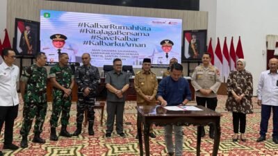 Rendra Oxtora, Ketua AJI Pontianak saat ikut menandatangani ikrar dan doa bersama untuk keamanan dan perdamaian Kalbar