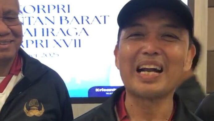 "Gubernur Kalimantan Barat, Ria Norsan, melepas keberangkatan Kontingen KORPRI Kalbar untuk PORNAS KORPRI XVII di Palembang. Kontingen ini diharapkan mampu meraih prestasi terbaik dan naik peringkat. "