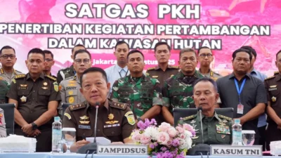 Ketua Pelaksana Satgas PKH Febrie Adriansyah menyampaikan perkembangan terkini mengenai penguasaan kembali lahan hutan ilegal dalam konferensi pers di Jakarta. (Dok. kejaksaan.go.id)