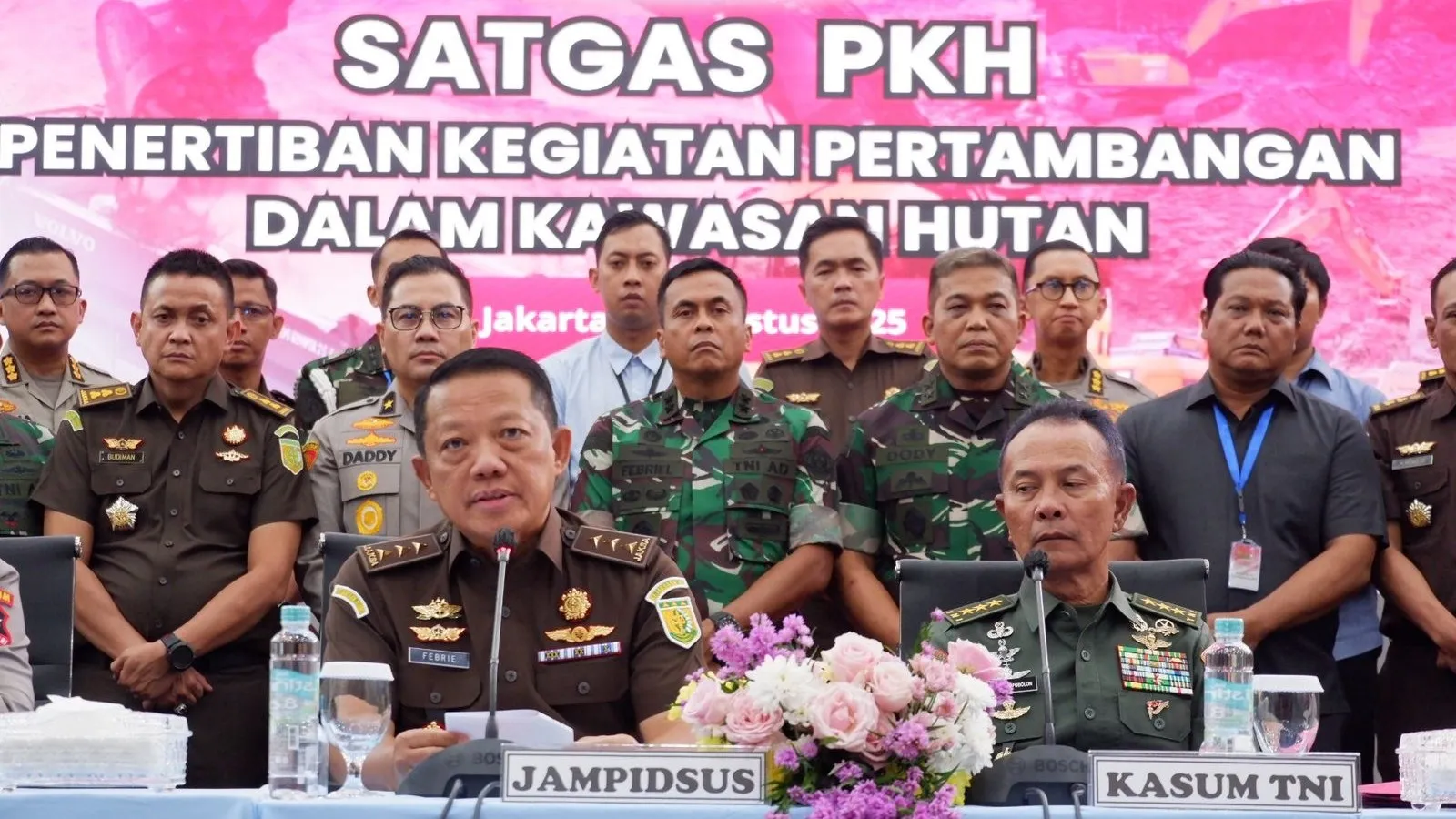 Ketua Pelaksana Satgas PKH Febrie Adriansyah menyampaikan perkembangan terkini mengenai penguasaan kembali lahan hutan ilegal dalam konferensi pers di Jakarta. (Dok. kejaksaan.go.id)