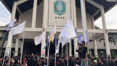 Mahasiswa BEM FISIP UNTAN saat aksi damai di depan DPRD Kalbar, menuntut perhatian pemerintah terhadap isu daerah Kalimantan Barat. (Dok. Faktakalbar.id)