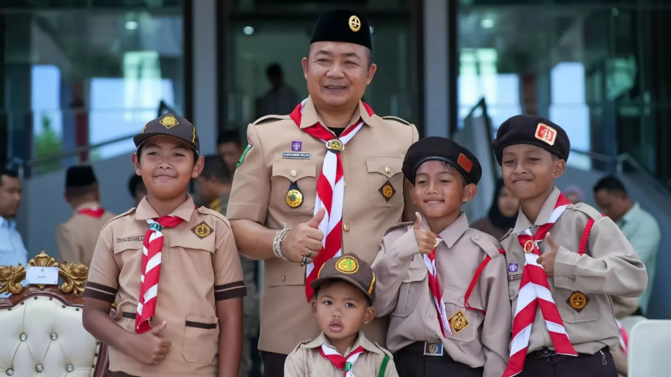 Bupati Ketapang Alexander Wilyo menyampaikan pentingnya peran Pramuka dalam mengurangi ketergantungan anak-anak pada smartphone saat apel besar Hari Pramuka ke-64 di halaman Kantor Bupati Ketapang. (Dok. HO/Faktakalbar.id)
