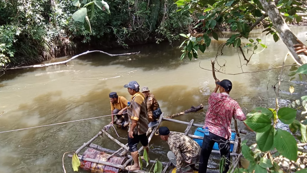 DPRD Kayong Utara bersama perwakilan dinas terkait meninjau langsung kondisi Sungai Siduk usai menerima keluhan warga soal dugaan pencemaran. (Dok. Ist)