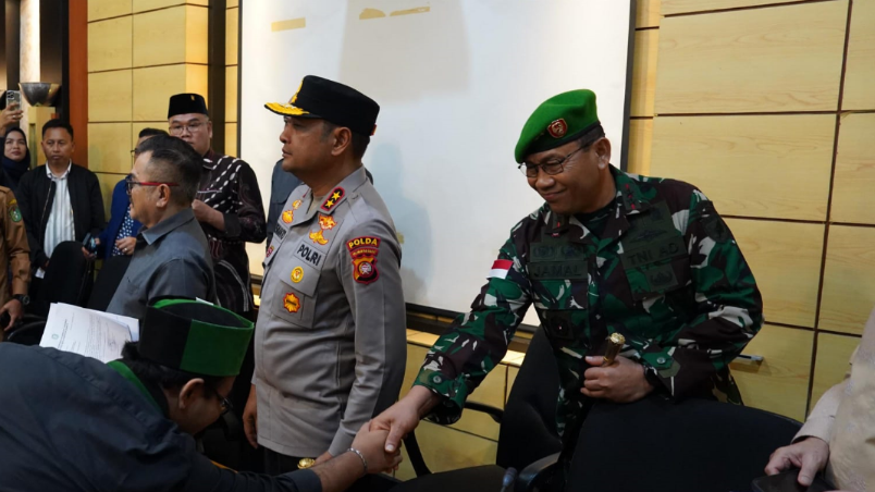 Pangdam XII/Tpr Mayjen TNI Jamallulael bersama Kapolda Kalbar Irjen Pol Pipit Rismanto menyampaikan imbauan menjaga kondusivitas pasca demonstrasi di Pontianak. (Dok. HO/Faktakalbar.id)