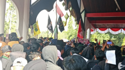 Mahasiswa Sambas melakukan aksi unjuk rasa di depan Gedung DPRD Kabupaten Sambas menuntut transparansi APBD. (Dok. Faktakalbar.id)