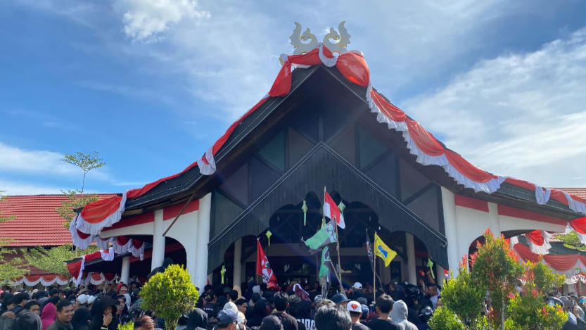 Asisten Perekonomian dan Pembangunan Pemkab Sambas, Samekto Hadi Suseno, menyampaikan komitmen pemerintah daerah menindaklanjuti sembilan tuntutan mahasiswa dan masyarakat. (Dok. Faktakalbar.id)