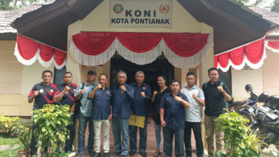 Pimpinan KONI Kota Pontianak secara simbolis menyerahkan dana pembinaan kepada perwakilan dari lima cabang olahraga. (Dok. HO/Faktakalbar.id)