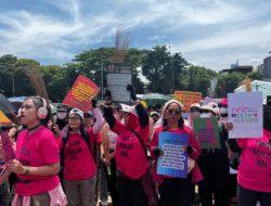 Aksi Aliansi Perempuan Indonesia di Depan Gedung DPR RI, Tuntut Prabowo Hentikan Kekerasan