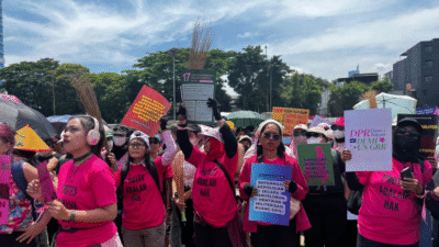 Para peserta aksi Aliansi Perempuan Indonesia mengenakan pakaian serba merah muda, membawa spanduk bertuliskan protes di depan Gedung DPR RI, Jakarta. (Dok. Ist)