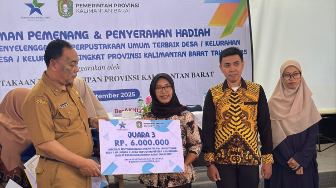 Retma Ratri, seorang perempuan penggerak literasi, berpose di depan rak buku di Perpustakaan Desa Sukadamai. (Dok. Faktakalbar.id)