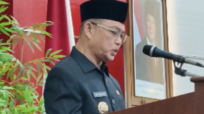 Gubernur Kalbar Ria Norsan saat sidang di DPRD Kalbar membahas pengesahan Perubahan APBD 2025 di Balairung Sari DPRD Kalbar. (Dok. Instagram/@rianorsan.id)