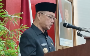 Gubernur Kalbar Ria Norsan saat sidang di DPRD Kalbar membahas pengesahan Perubahan APBD 2025 di Balairung Sari DPRD Kalbar. (Dok. Instagram/@rianorsan.id)