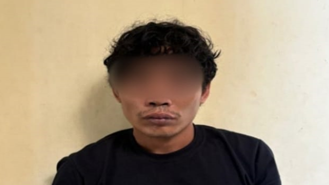 Pihak kepolisian mengamankan telepon genggam sebagai barang bukti terkait dugaan kasus persetubuhan anak. (Dok. HO/Faktakalbar.id)