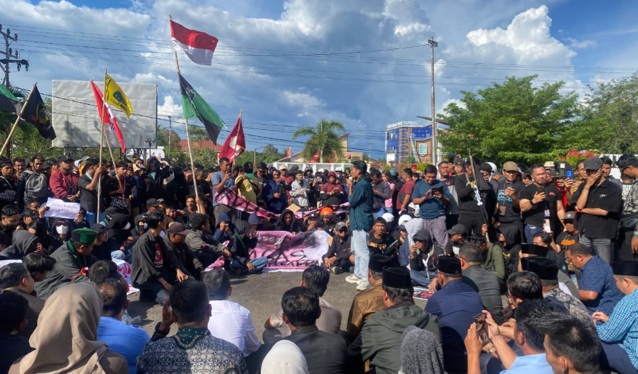 Ultimatum dari Aliansi Sambas Bergerak kepada DPRD dan Pemda Sambas menyisakan dua hari. (Dok. Faktakalbar.id)