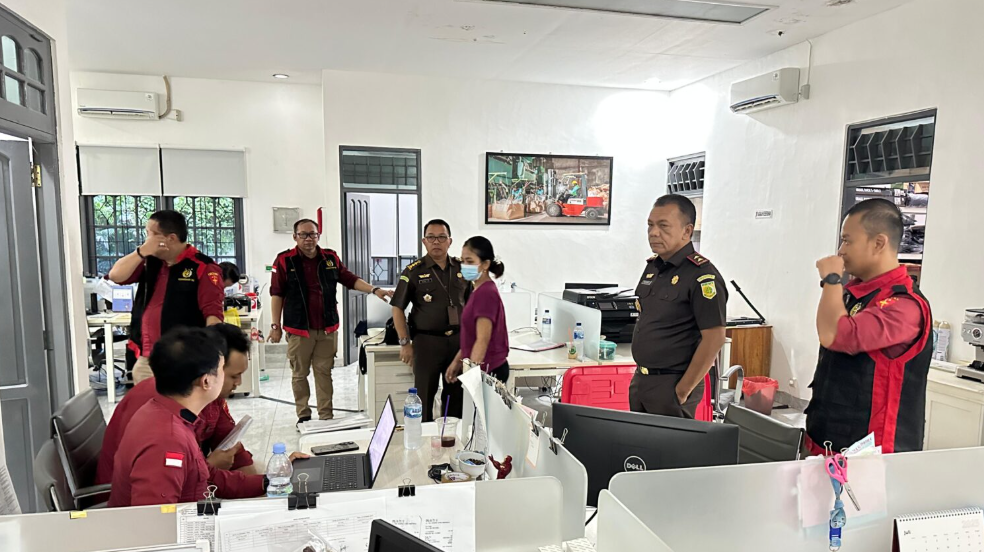proses penggeledahan oleh penyidik Kejaksaan Tinggi Kalimantan Tengah di kantor PT Investasi Mandiri terkait kasus korupsi. (Dok. Instagram/@kejati_kalteng)