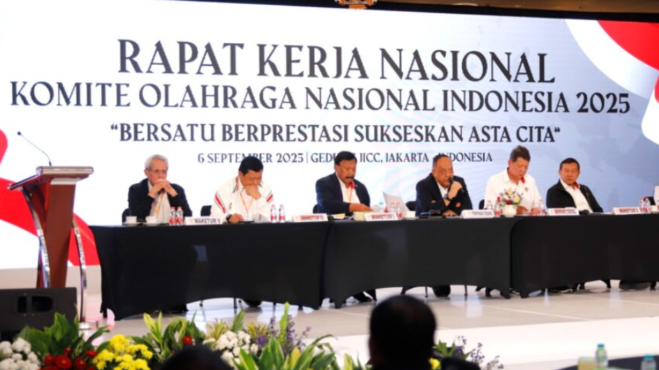 Ketua Umum KONI Pusat, Marciano Norman, sedang memberikan sambutan penutup dalam acara Rakernas KONI Tahun 2025. (Dok. Ist)