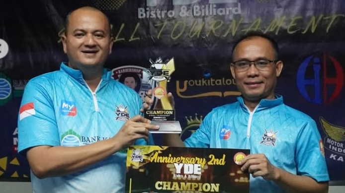 Atlet biliar asal Kabupaten Sintang, Mursalin, mengangkat piala setelah berhasil meraih juara pertama dalam turnamen biliar se-Kalimantan Barat. (Dok. Instagram/@yde_bistrobilliard)