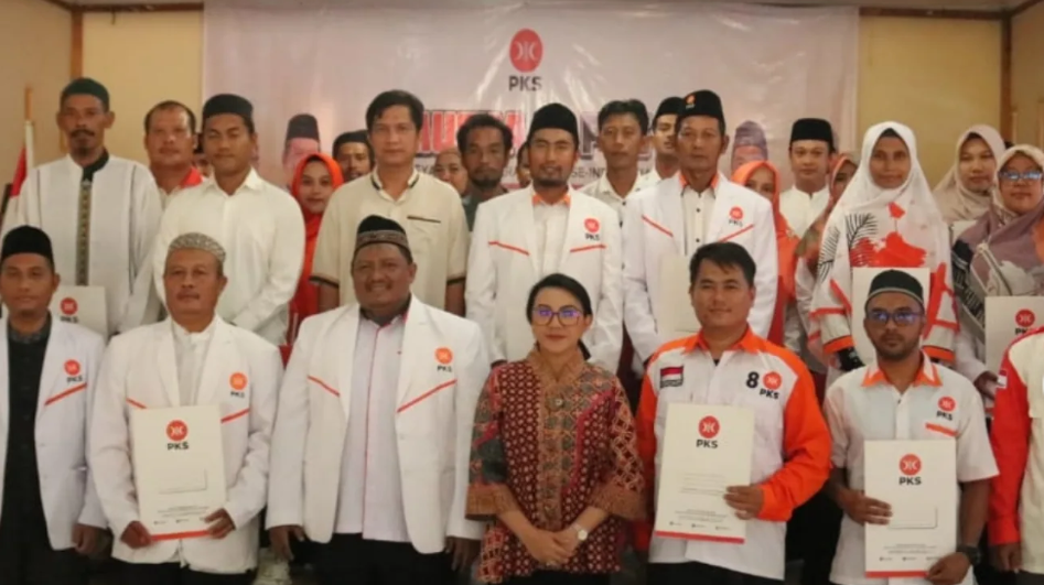 Potret Bupati Landak Karolin Margret Natasa saat memberikan sambutan di acara Musyawarah Daerah Partai Keadilan Sejahtera (PKS) Kabupaten Landak. (Dok. Instagram/@diskominfo_landak)