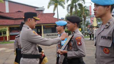 Suasana upacara Pemberhentian Tidak Dengan Hormat (PTDH) yang dipimpin oleh Kapolres Ketapang di halaman Mapolres Ketapang. (Dok. HO/Faktakalbar.id)