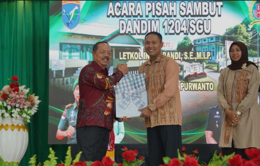 Suasana acara pisah sambut Dandim 1204 Sanggau di Hotel Harvey yang dihadiri pejabat dan tamu undangan. (Dok. Diskominfo Sanggau)