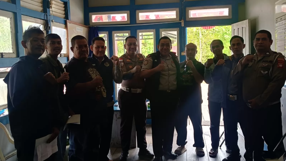 Rapat koordinasi antara Dinas Perhubungan dan Satlantas Polres Kapuas Hulu terkait pengaturan parkir untuk MTQ. (Dok. Instagram/@dinasperhubungankapuashulu)