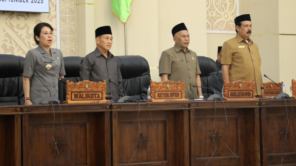 Wali Kota Singkawang, Tjhai Chui Mie, sampaikan Nota Pengantar tiga Raperda, termasuk Perubahan APBD, Tata Kelola Pemerintah Inklusif, dan perubahan regulasi pajak daerah. (Dok. Instagram/@prokopimsingkawang)